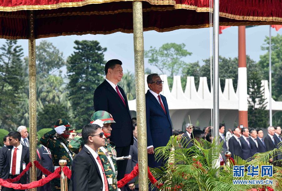 10月14日，國家主席習近平抵達達卡，開始對孟加拉人民共和國進行國事訪問。孟加拉國總統哈米德在機場為習近平主席舉行歡迎儀式。新華社記者 張鐸