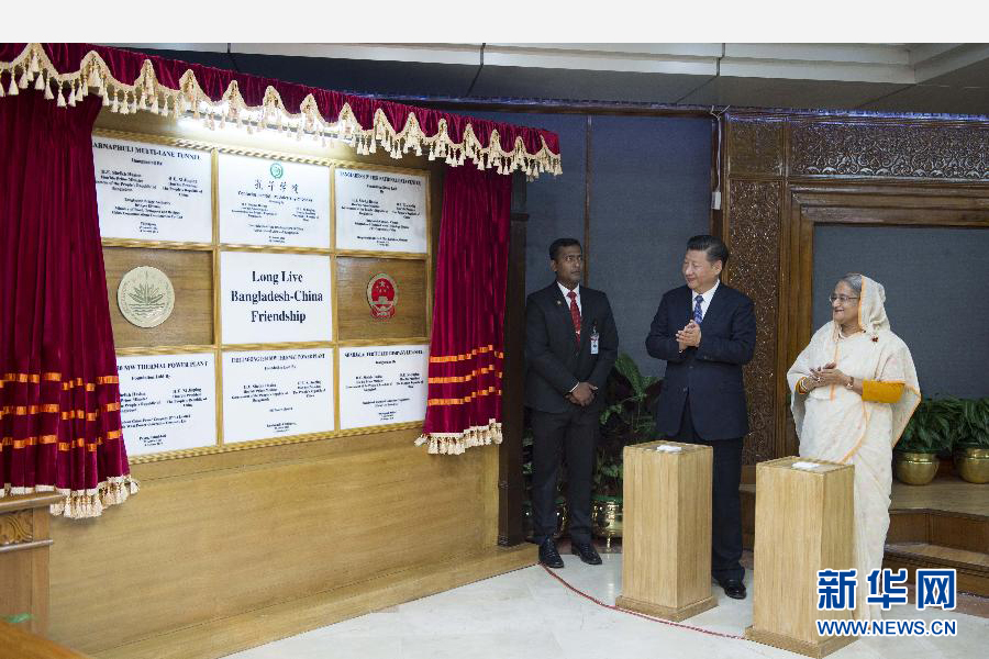 10月14日，國家主席習近平在達卡同孟加拉國總理哈西娜舉行會談。這是會談後，兩國領導人共同出席中孟重大合作項目揭牌儀式。新華社記者謝環馳攝 