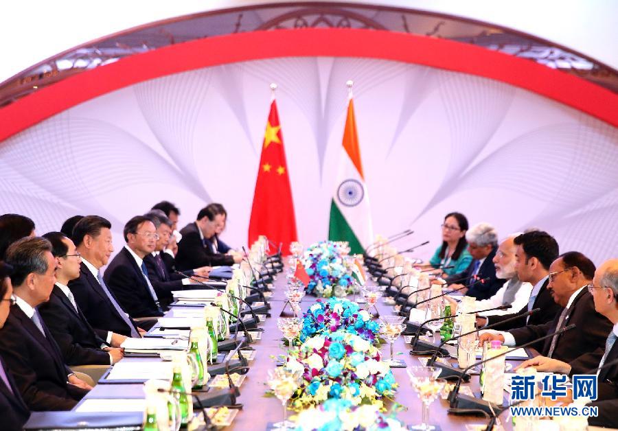 10月15日，國家主席習近平在印度果阿會見印度總理莫迪。新華社記者丁林攝 
