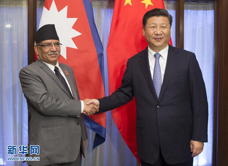 10月15日，國家主席習近平在印度果阿會見尼泊爾總理普拉昌達。新華社記者謝環馳攝 