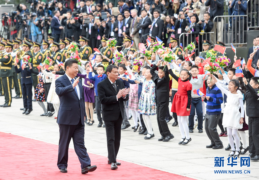 10月20日，國家主席習近平在北京人民大會堂同菲律賓總統杜特爾特舉行會談。這是會談前，習近平在人民大會堂東門外廣場為杜特爾特舉行歡迎儀式。新華社記者 李學仁 攝