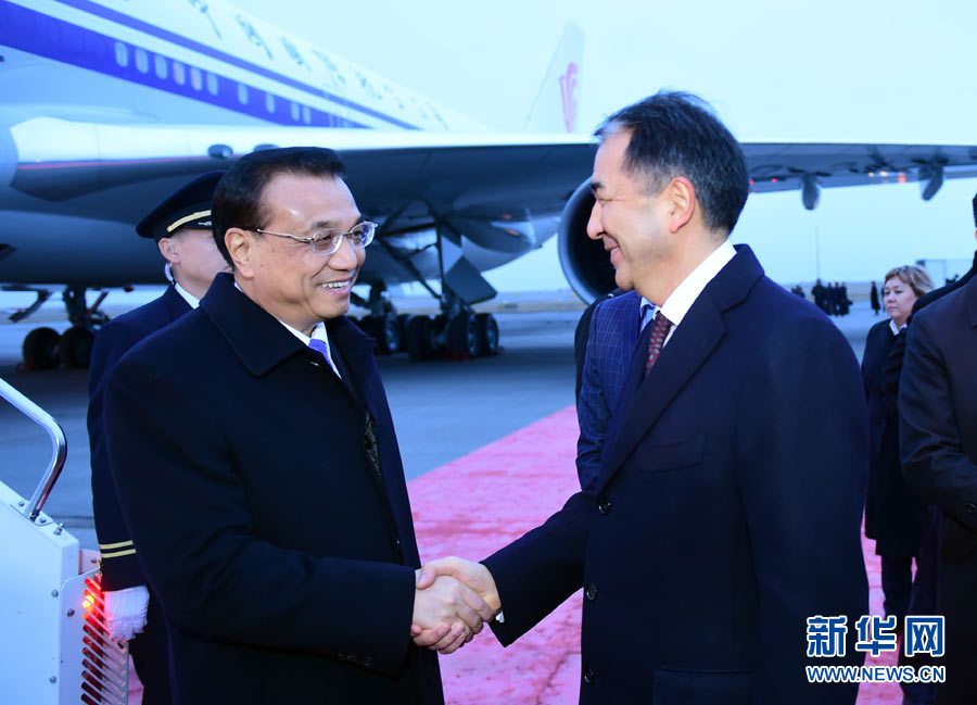 11月3日，國務院總理李克強乘專機抵達阿斯塔納國際機場，應哈薩克斯坦共和國總理薩金塔耶夫邀請出席中哈總理第三次定期會晤並對哈薩克斯坦進行正式訪問。這是哈薩克斯坦總理薩金塔耶夫到機場迎接李克強。新華社記者 張鐸 攝 