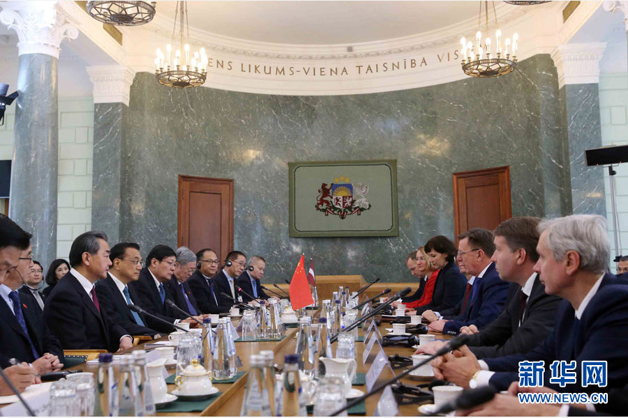 11月4日，國務院總理李克強在裏加總理府同拉脫維亞總理庫欽斯基斯舉行會談。 新華社記者 劉衛兵 攝