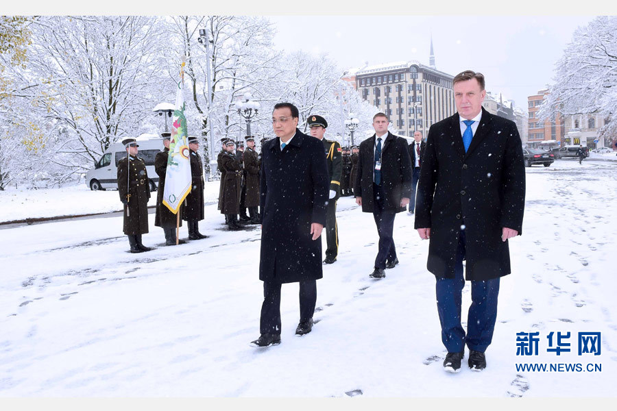 11月4日，國務院總理李克強在裏加總理府同拉脫維亞總理庫欽斯基斯舉行會談。會談前，庫欽斯基斯為李克強舉行隆重歡迎儀式。 新華社記者張鐸 攝