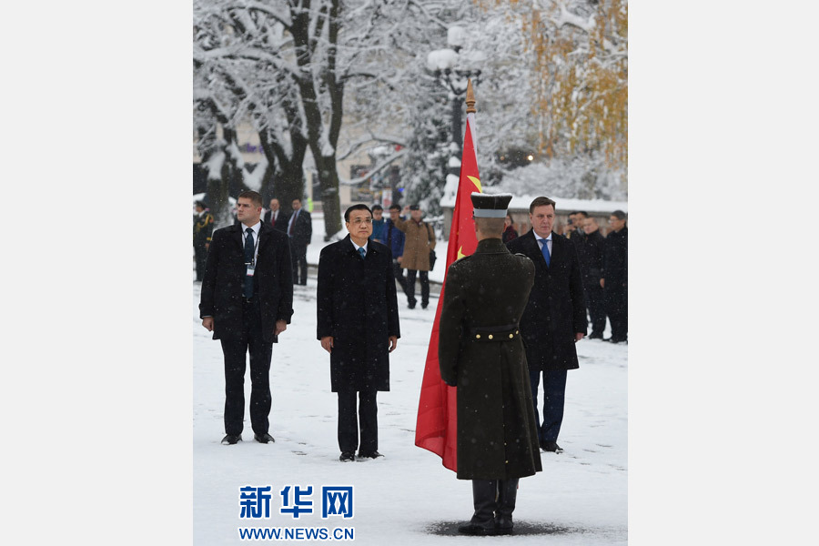 11月4日，國務院總理李克強在裏加總理府同拉脫維亞總理庫欽斯基斯舉行會談。會談前，庫欽斯基斯為李克強舉行隆重歡迎儀式。 新華社記者謝環馳 攝