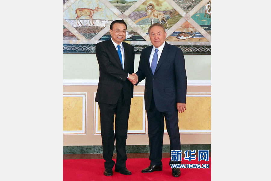 11月3日，國務院總理李克強在阿斯塔納總統府會見哈薩克斯坦總統納扎爾巴耶夫。 新華社記者 張鐸 攝 
