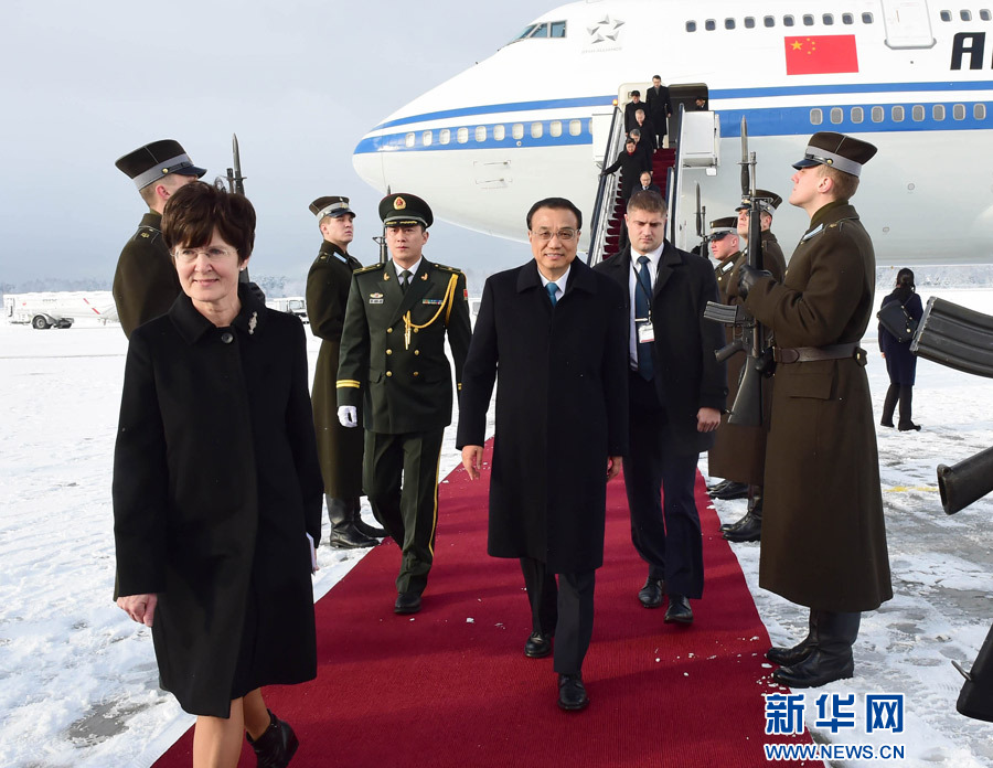 11月4日，應拉脫維亞共和國總理庫欽斯基斯邀請，國務院總理李克強乘專機抵達裏加國際機場，出席第五次中國－中東歐國家領導人會晤，並對拉脫維亞進行正式訪問。新華社記者 張鐸 攝