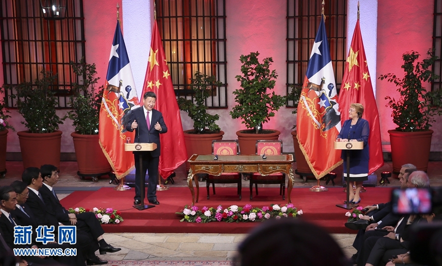 11月22日，國家主席習近平在聖地亞哥同智利總統巴切萊特舉行會談。這是會談後，兩國元首共同會見記者。 新華社記者 蘭紅光 攝