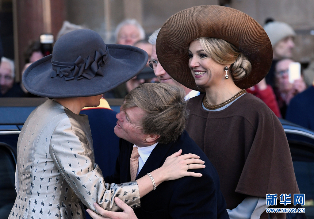 尴尬!比利时王后与荷兰国王行贴面礼 帽子太大