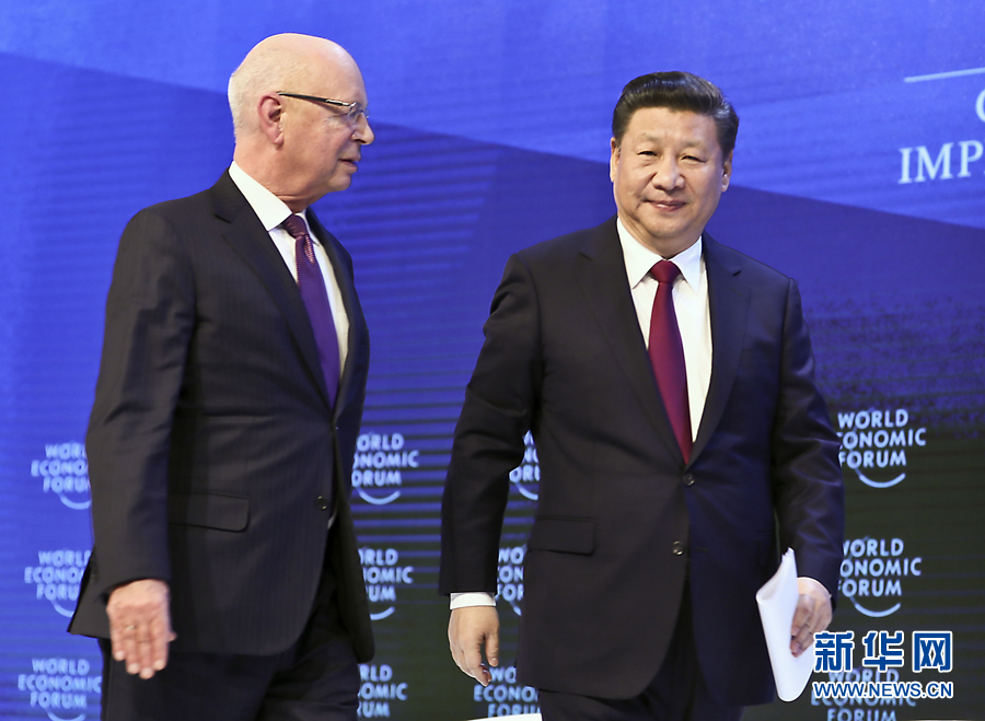 1月17日，國家主席習近平在瑞士達沃斯國際會議中心出席世界經濟論壇2017年年會開幕式，並發表題為《共擔時代責任共促全球發展》的主旨演講。這是習近平同世界經濟論壇創始人兼執行主席施瓦布在一起。 新華社記者 蘭紅光 攝