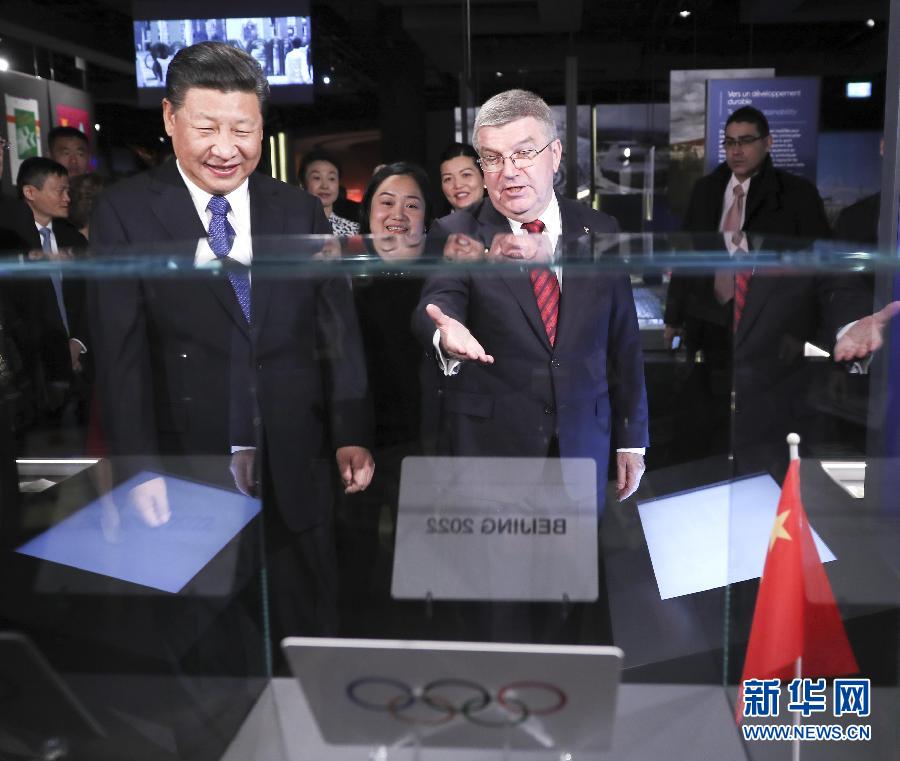 1月18日，國家主席習近平在瑞士洛桑國際奧林匹克博物館會見國際奧林匹克委員會主席巴赫。這是巴赫向習近平介紹他宣布北京獲得2022年冬季奧運會舉辦權時用的牌子。新華社記者 蘭紅光 攝