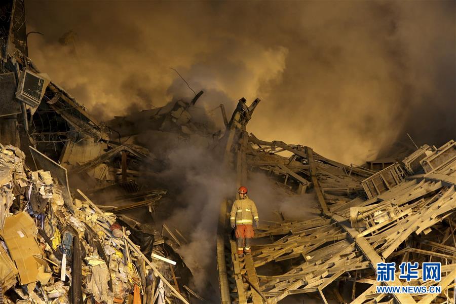 （外代一線）（4）伊朗一高層商廈起火倒塌致至少20名消防員喪生