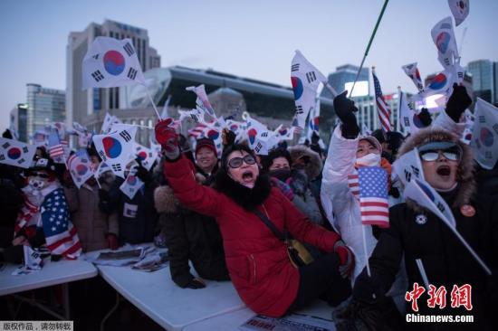 反對樸槿惠繼續任總統的集會上，韓國民眾示威者高喊“2月彈劾樸槿惠！”的口號，敦促憲法法院加速審理彈劾總統案。