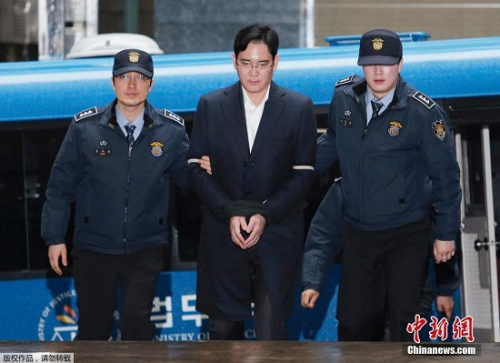 2月22日，韓國三星電子副會長李在鎔(中)被押往位于首爾的特檢組辦公室接受問訊。