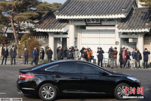 2月3日，媒體記者在韓國總統府青瓦臺外等待特別檢察組。特檢組當天未能進入青瓦臺搜查。