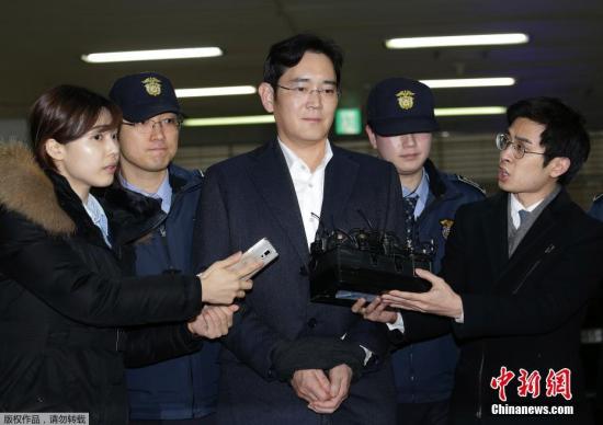 當地時間2月22日，韓國三星電子副會長李在鎔（中）被押往位于首爾的特檢組辦公室接受問訊。三星電子副會長李在鎔因涉嫌行賄、挪用公款等多項罪名于17日被捕，連日來多次接受問訊。