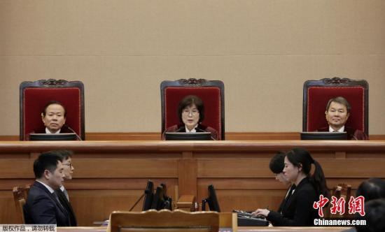 當地時間2月27日，韓國首爾，韓國憲法法院召開樸槿惠彈劾案的最後一次法庭辯論。提起彈劾案的韓國國會以及被彈劾的韓國總統樸槿惠一方的代理律師團，在法庭內展開彈劾結果公布前的最後一次交鋒。