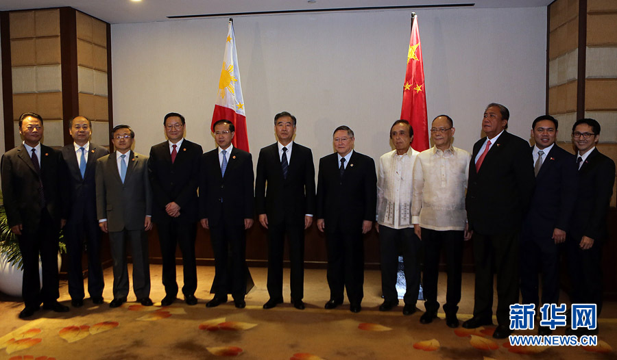 3月17日，正在菲律賓進行正式訪問的國務院副總理汪洋在達沃市與菲律賓財政部長多明格斯等內閣經濟管理團隊成員舉行會談。新華社發（魯埃勒·烏馬利 攝）