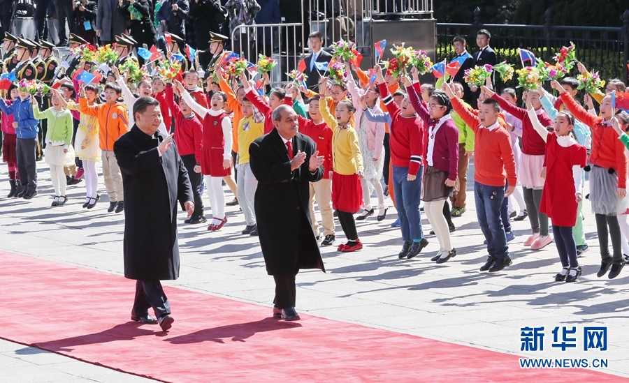 3月27日，國家主席習近平在北京人民大會堂同密克羅尼西亞聯邦總統克裏斯琴舉行會談。會談前，習近平在人民大會堂東門外廣場為克裏斯琴舉行歡迎儀式。新華社記者 鞠鵬 攝