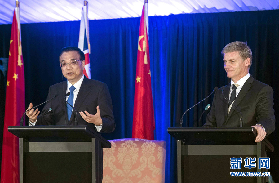 當地時間3月27日，國務院總理李克強與新西蘭總理英格利希在惠靈頓總理府會談後共同會見記者，並回答提問。 新華社記者 李濤 攝