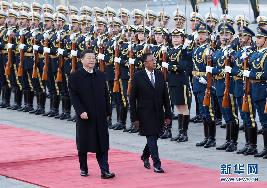 3月27日，國家主席習近平在北京人民大會堂同馬達加斯加總統埃裏舉行會談。這是會談前，習近平在人民大會堂東門外廣場為埃裏舉行歡迎儀式。新華社記者 劉衛兵 攝