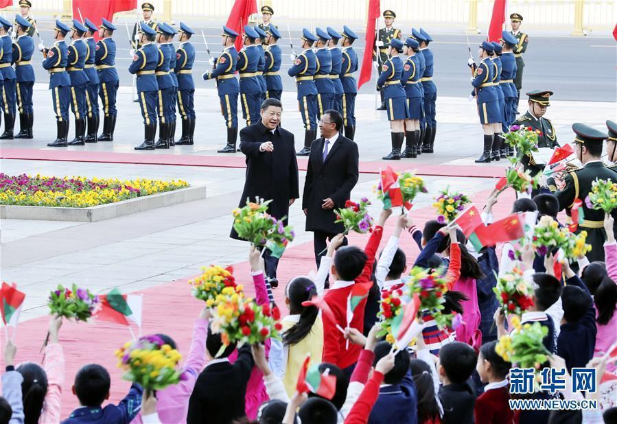 3月27日，國家主席習近平在北京人民大會堂同馬達加斯加總統埃裏舉行會談。這是會談前，習近平在人民大會堂東門外廣場為埃裏舉行歡迎儀式。新華社記者 丁林 攝
