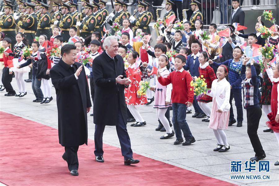 3月30日，國家主席習近平在北京人民大會堂同塞爾維亞總統尼科利奇舉行會談。這是會談前，習近平在人民大會堂東門外廣場為尼科利奇舉行歡迎儀式。新華社記者 龐興雷攝