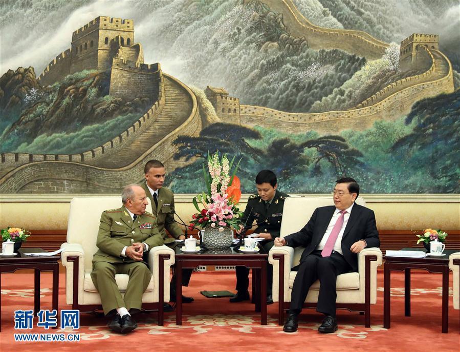 3月30日，中共中央政治局常委、全國人大常委會委員長張德江在北京人民大會堂會見古巴革命武裝力量部部長萊奧波爾多·辛特拉。 新華社記者 劉衛兵 攝