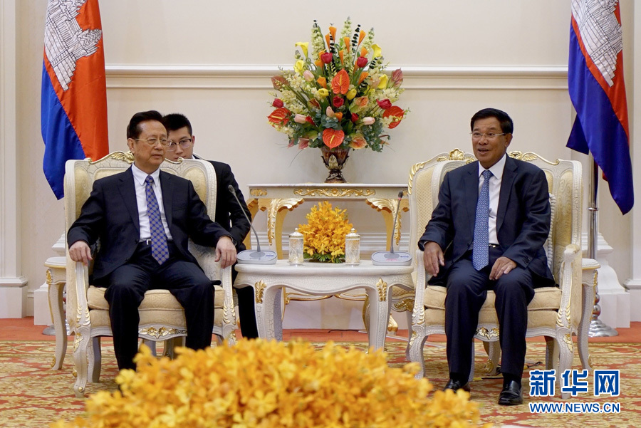 3月31日，正在柬埔寨訪問的全國人大常委會副委員長陳昌智（左）在金邊會見柬埔寨首相洪森。 新華社記者張艷芳攝