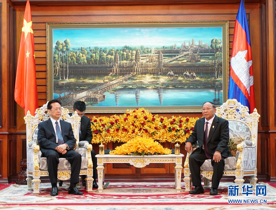 3月31日，正在柬埔寨訪問的全國人大常委會副委員長陳昌智（左）在金邊同柬埔寨國會主席韓桑林舉行會談。 新華社記者張艷芳攝