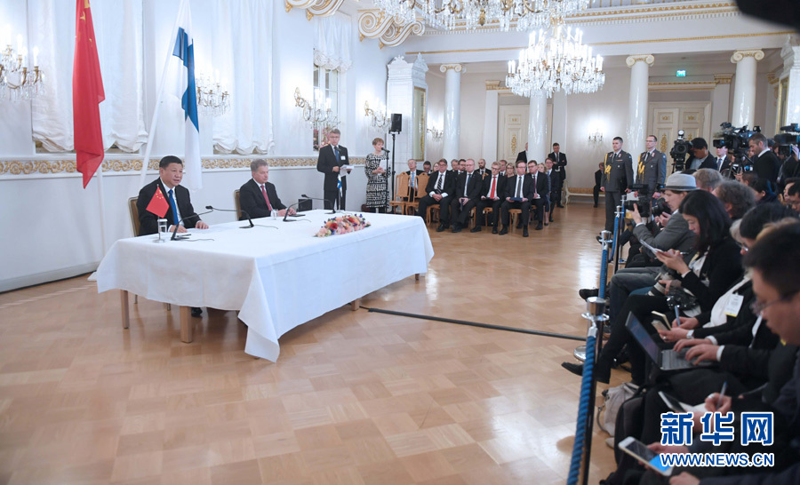 4月5日，國家主席習近平在赫爾辛基同芬蘭總統尼尼斯托舉行會談。這是會談後，兩國元首共同會見記者。 新華社記者 張鐸 攝