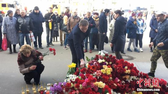 當地時間4月4日，俄羅斯聖彼得堡地鐵“先那亞廣場站”外，民眾向爆炸遇難者獻花致哀。王修君 攝