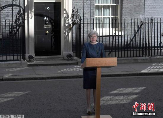 當地時間4月18日，英國首相特蕾莎·梅在首相官邸前發表聲明，宣布將在6月8日提前大選。