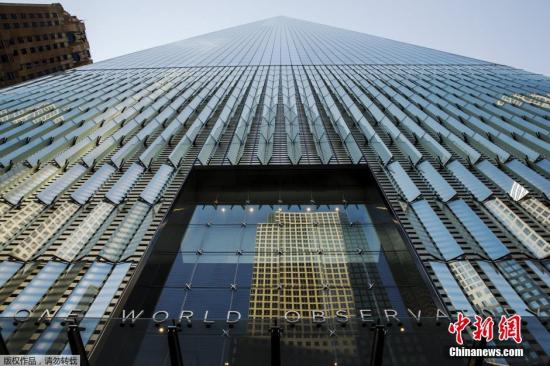 當地時間2015年5月29日，美國紐約，世貿一號觀景臺首次向公眾開放。新世貿大樓是西半球最高的建築物。登上100-102層的觀景臺，便可以在離地1250英尺的高處把整個紐約市及紐約港的廣闊的風景盡收眼底。在城市的制高點上不僅可以欣賞到紐約美景，還能體驗到高科技與藝術結合的表演與新奇科技，其中包括名為天空之倉(The Sky Pod)的全世界最快的電梯：只需60秒便可登頂。以及通過最新LED技術展示的紐約市從1600年開始至今的風景。