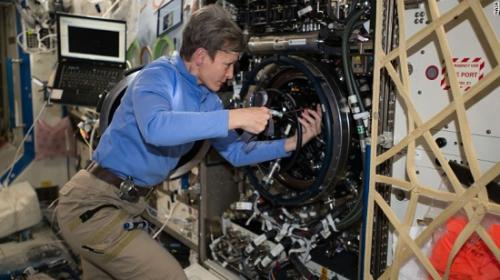2016年12月，惠特森在國際空間站執行任務。圖片來源：NASA