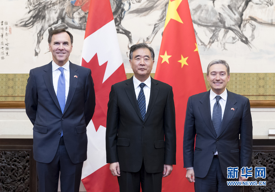 4月25日，國務院副總理汪洋在北京與來訪的加拿大財政部長莫諾（左）、國際貿易部長尚帕涅舉行會談，共同啟動中加經濟財金戰略對話。新華社記者丁海濤攝