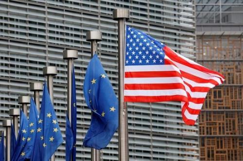 歐盟和美國旗幟(資料圖)