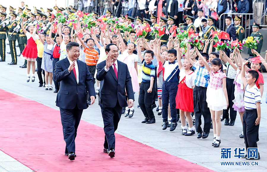 5月11日，國家主席習近平在北京人民大會堂同越南國家主席陳大光舉行會談。這是會談前，習近平在人民大會堂東門外廣場為陳大光舉行歡迎儀式。新華社記者 鞠鵬 攝