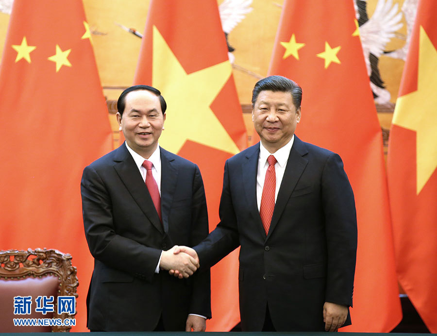 5月11日，國家主席習近平在北京人民大會堂同越南國家主席陳大光舉行會談。這是會談後，兩國元首共同見證雙邊合作文件的簽署。 新華社記者姚大偉 攝