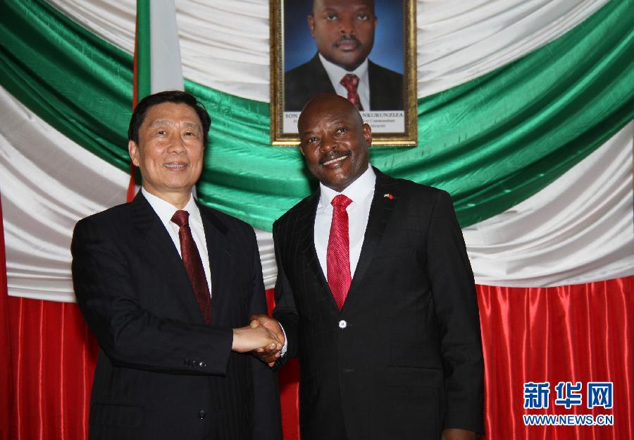 5月11日，布隆迪總統恩庫倫齊扎（右）在布瓊布拉會見到訪的中國國家副主席李源潮。 新華社記者呂天然攝 