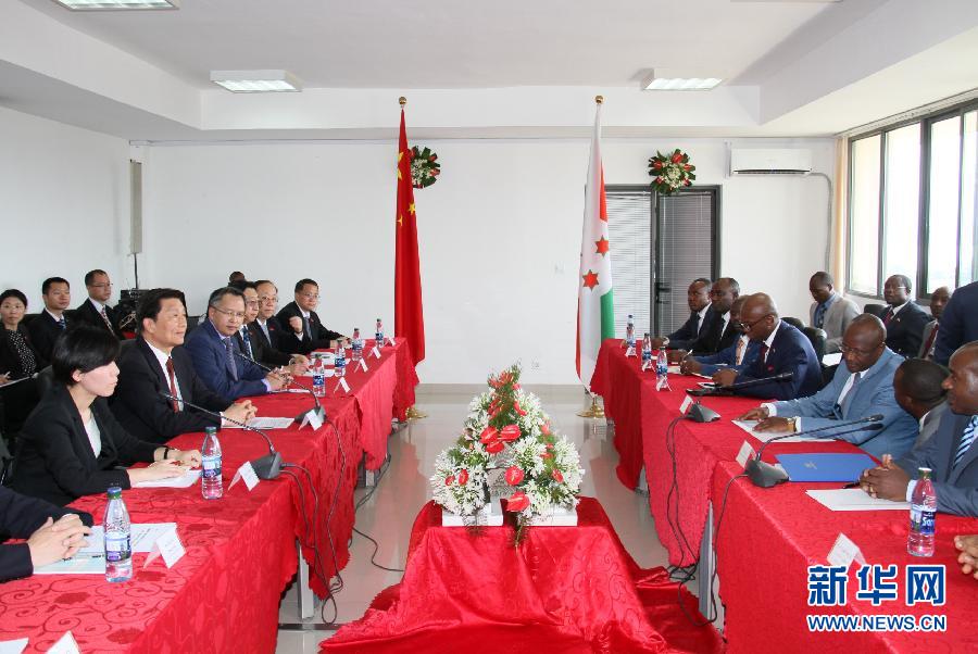 5月11日，中國國家副主席李源潮在布瓊布拉與布隆迪第一副總統辛迪姆沃和第二副總統布托雷舉行會談。 新華社記者呂天然攝 