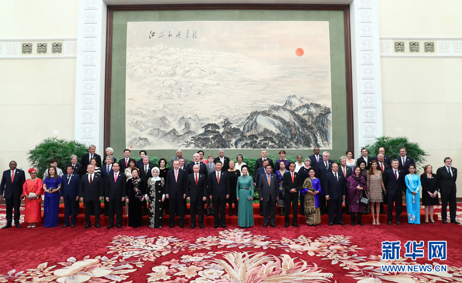 5月14日，國家主席習近平在北京人民大會堂舉行宴會，歡迎出席“一帶一路”國際合作高峰論壇的外方代表團團長及嘉賓。這是習近平和夫人彭麗媛同外方代表團團長及配偶集體合影留念。新華社記者 謝環馳 攝