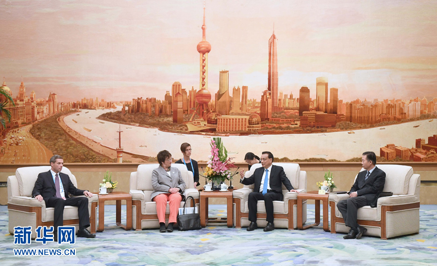 5月15日，國務院總理李克強在北京人民大會堂會見來華出席“一帶一路”國際合作高峰論壇的德國總理特別代表、經濟和能源部長齊普裏斯。新華社記者 張鐸 攝