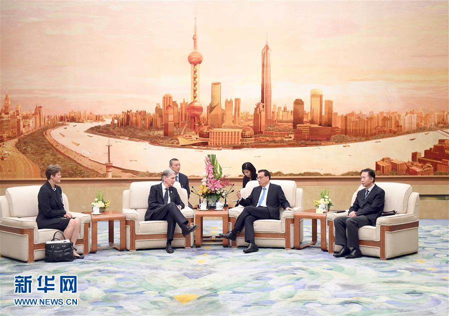 5月15日，國務院總理李克強在北京人民大會堂會見來華出席“一帶一路”國際合作高峰論壇的英國首相特使、財政大臣哈蒙德。 新華社記者 張鐸攝
