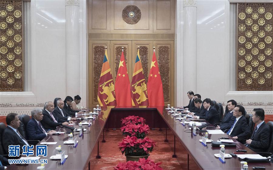 5月16日，國務院總理李克強在北京人民大會堂會見來華出席“一帶一路”國際合作高峰論壇的斯裏蘭卡總理維克勒馬辛哈。新華社記者 丁林 攝