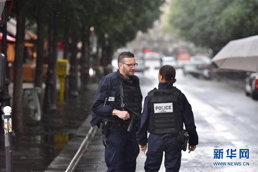 （國際）（1）法國巴黎聖母院前廣場一男子襲警