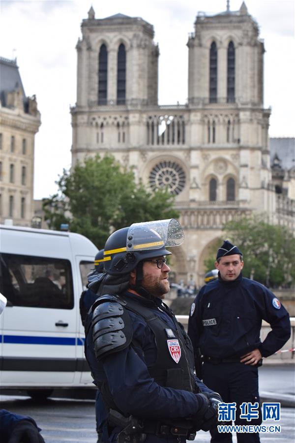 （國際）（2）法國巴黎聖母院前廣場一男子襲警
