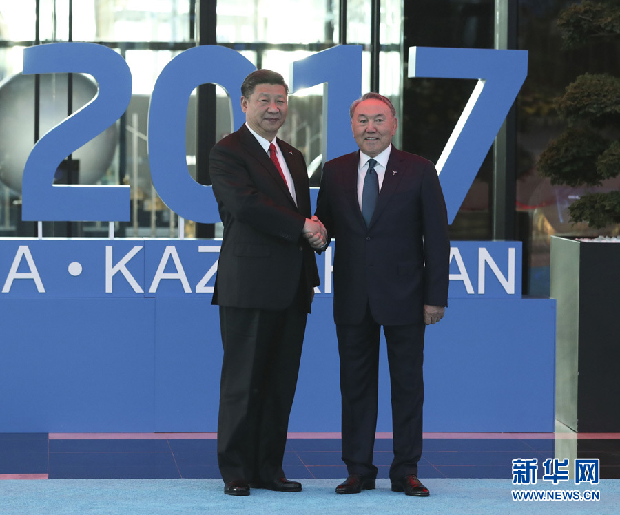 6月9日，上海合作組織成員國元首理事會第十七次會議在哈薩克斯坦首都阿斯塔納舉行。當晚，國家主席習近平同哈薩克斯坦總統納扎爾巴耶夫等各國領導人共同出席阿斯塔納專項世博會開幕式。這是習近平出席開幕式時，受到哈薩克斯坦總統納扎爾巴耶夫的熱情迎接。新華社記者 龐興雷 攝