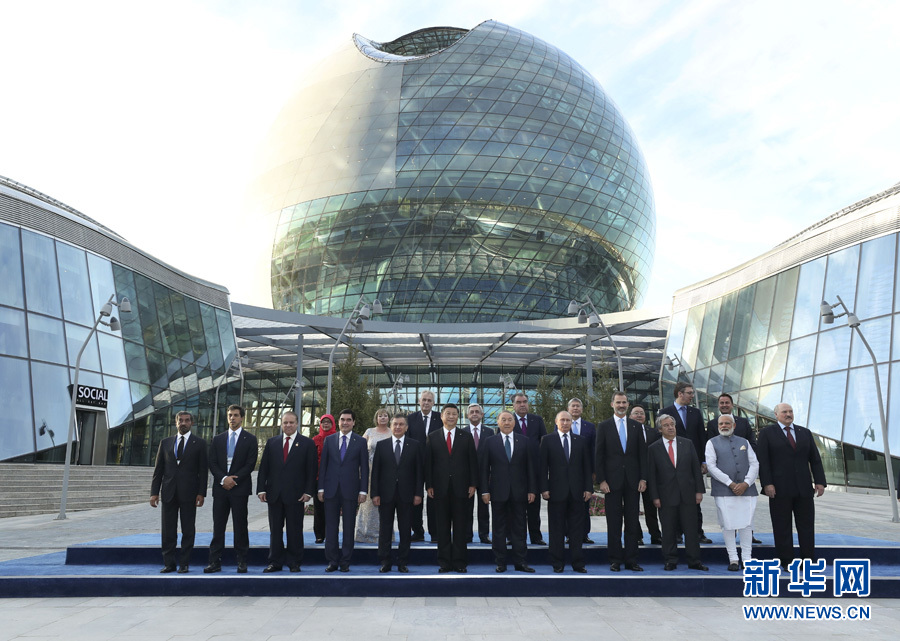 6月9日，上海合作組織成員國元首理事會第十七次會議在哈薩克斯坦首都阿斯塔納舉行。當晚，國家主席習近平同哈薩克斯坦總統納扎爾巴耶夫等各國領導人共同出席阿斯塔納專項世博會開幕式。這是習近平同各國領導人、嘉賓等在開幕式前集體合影。新華社記者 龐興雷 攝