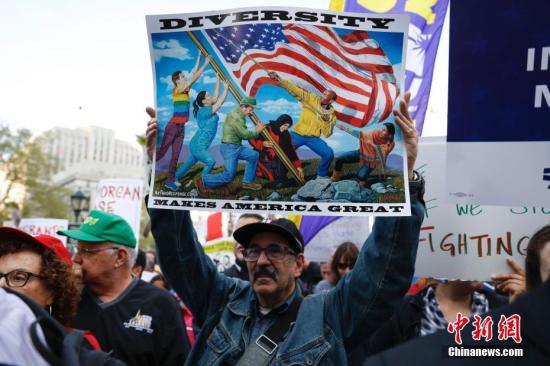 當地時間5月1日，數千名不同膚色的紐約市民聚集在紐約市政廳前的弗利廣場，抗議特朗普移民禁令、爭取工人權益。 <a target='_blank' href='http://www.chinanews.com/'><p  align=